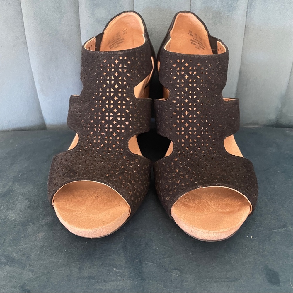 Life Stride black cut out open toed wedges. Size: 7.5
